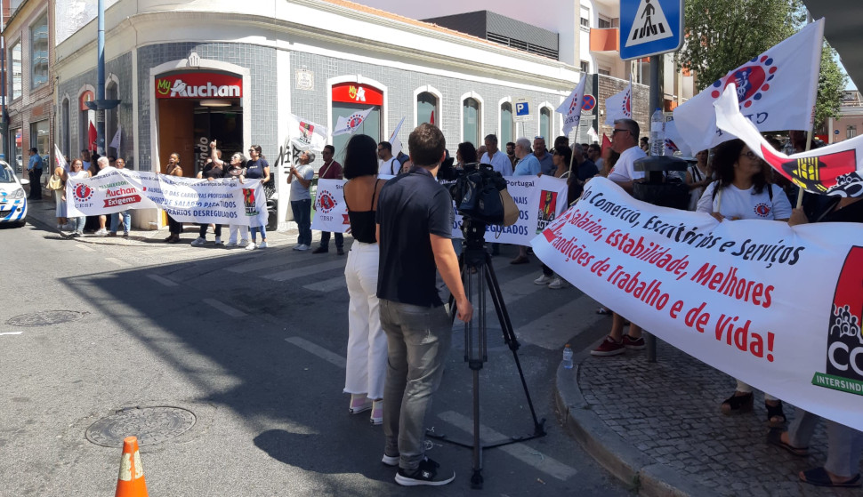 Contra a repressão estamos em protesto à porta da My Auchan da Amadora2