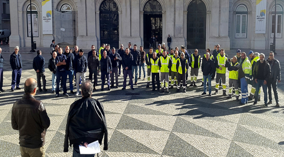 Trabalhadores electricistas da CML concentram se na Praça do Município