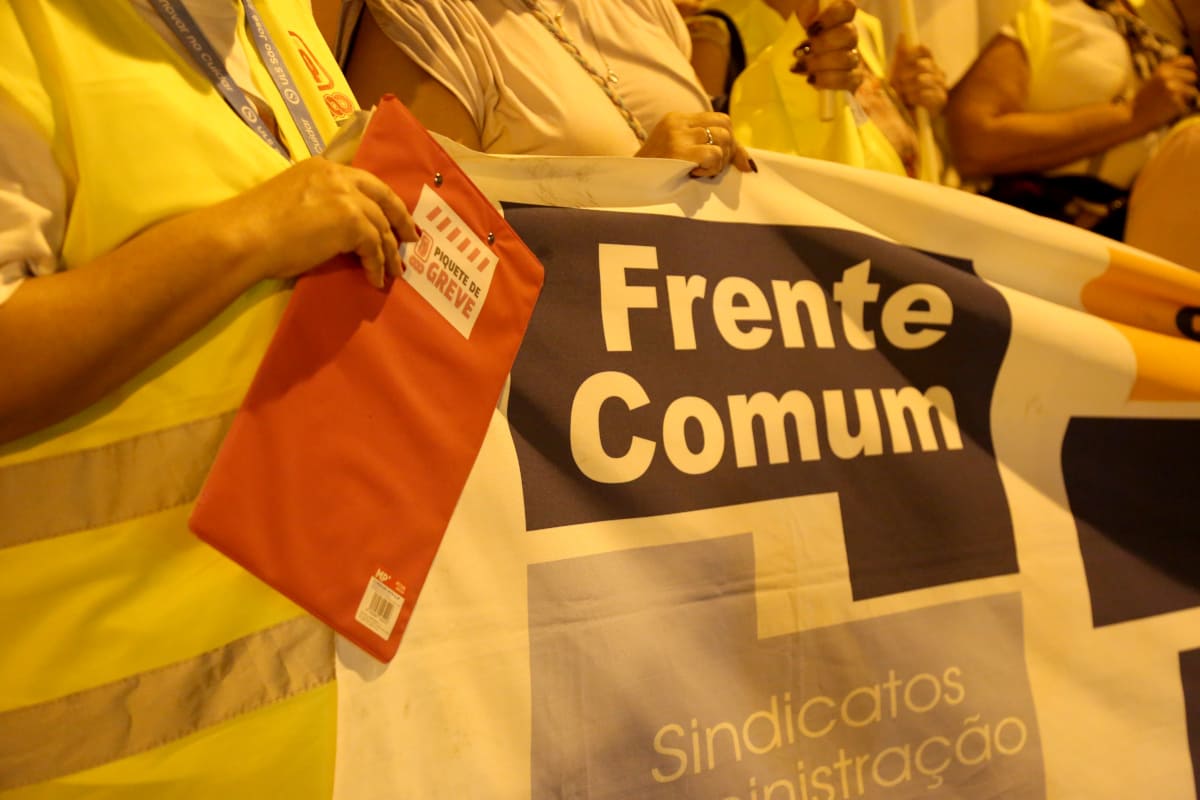 20251024greve adm publica piquete